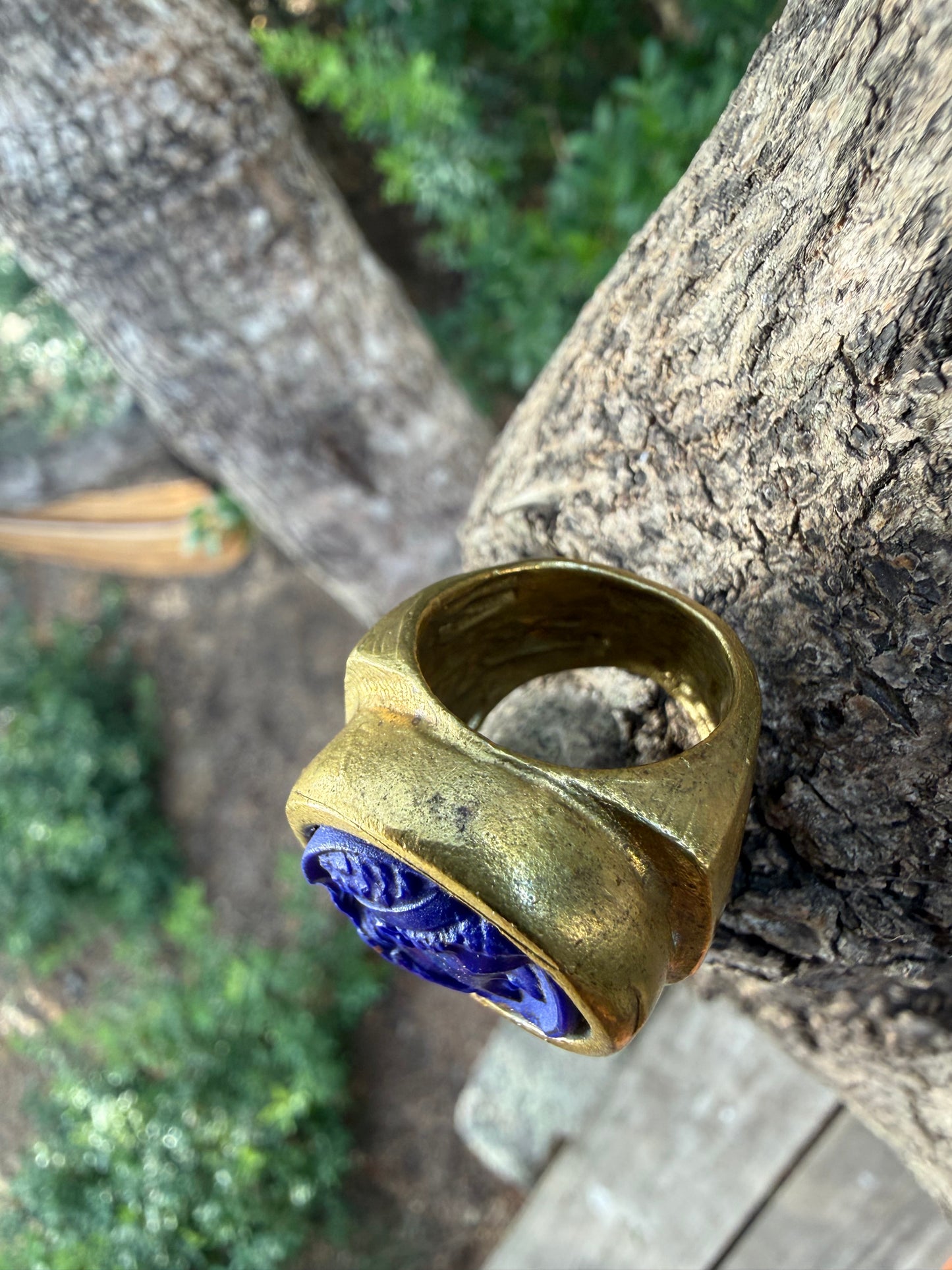 Anello Lapis blu inciso