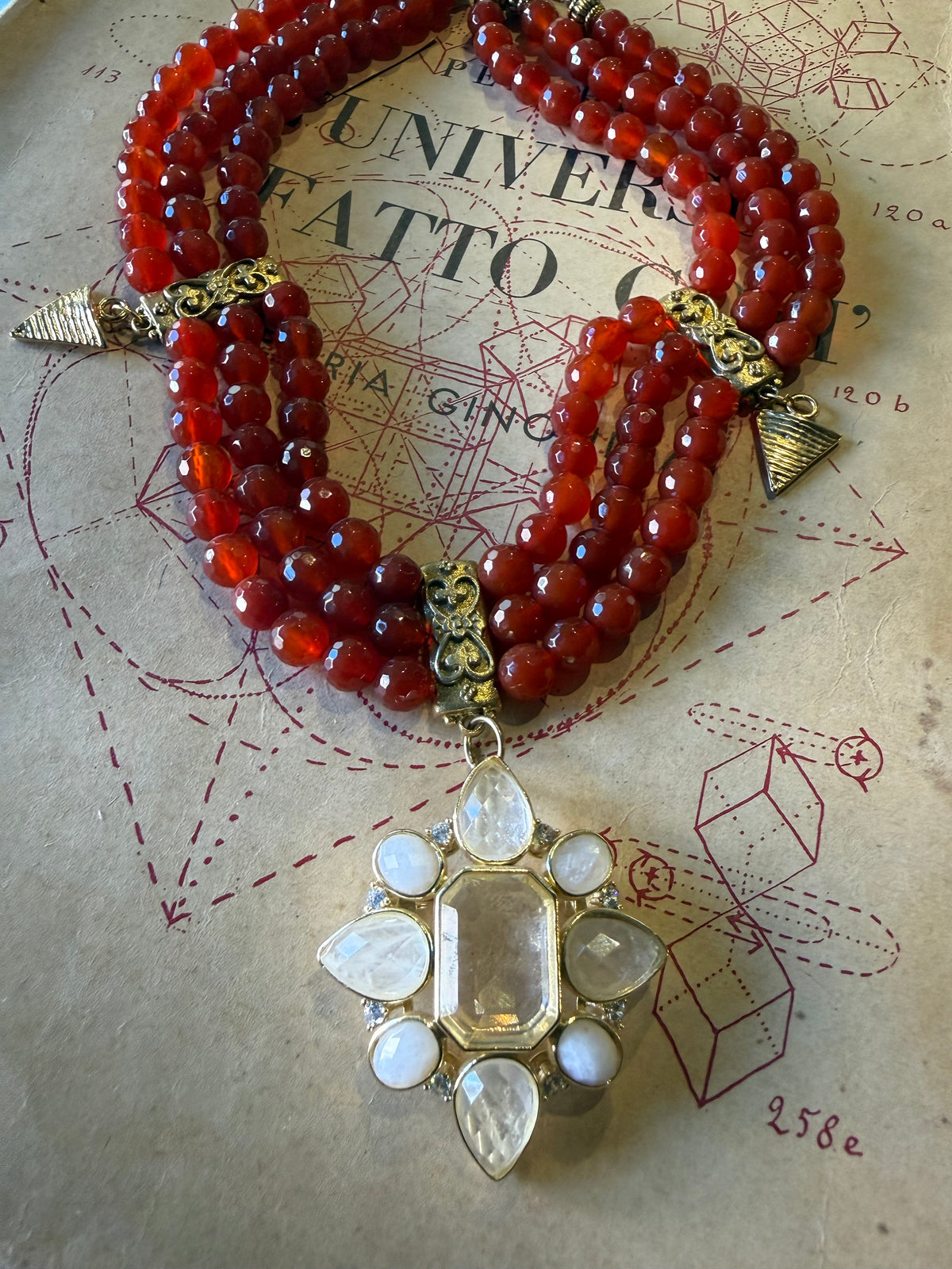 Collana con corniola e croce