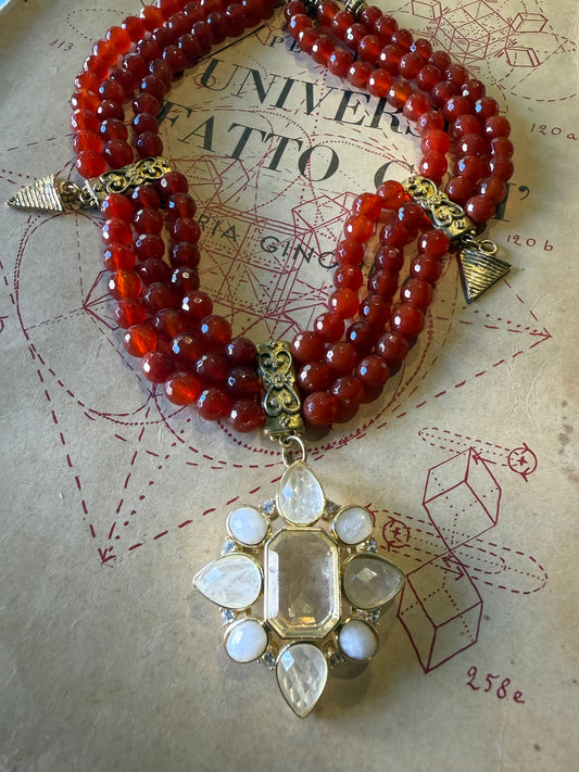 Collana con corniola e croce