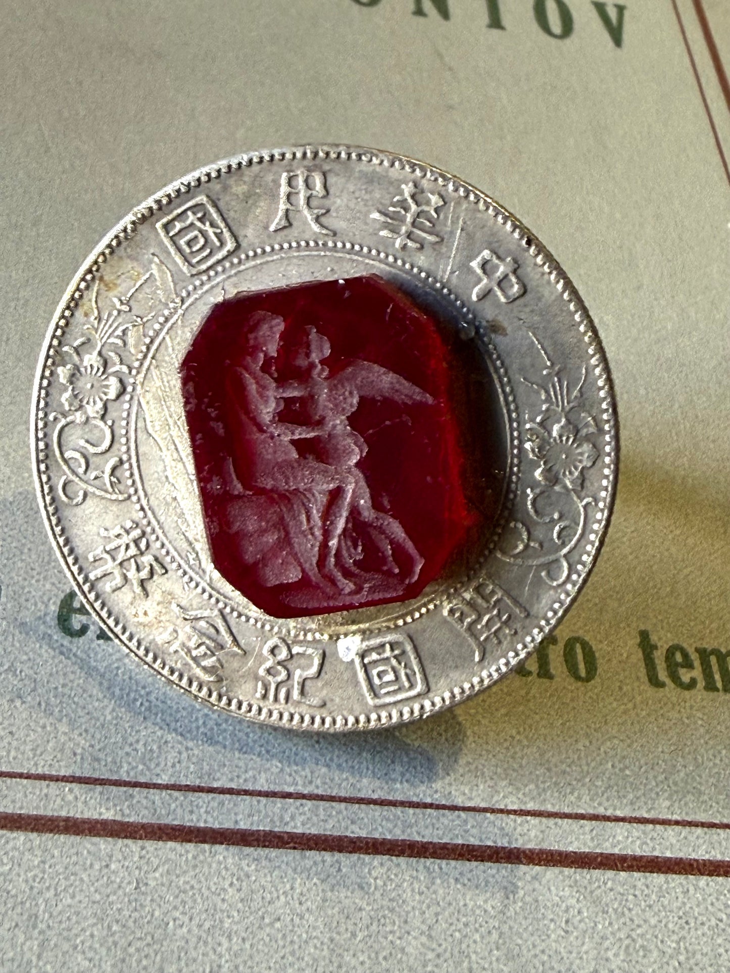 Anello Pasta Vitrea e Moneta Antica