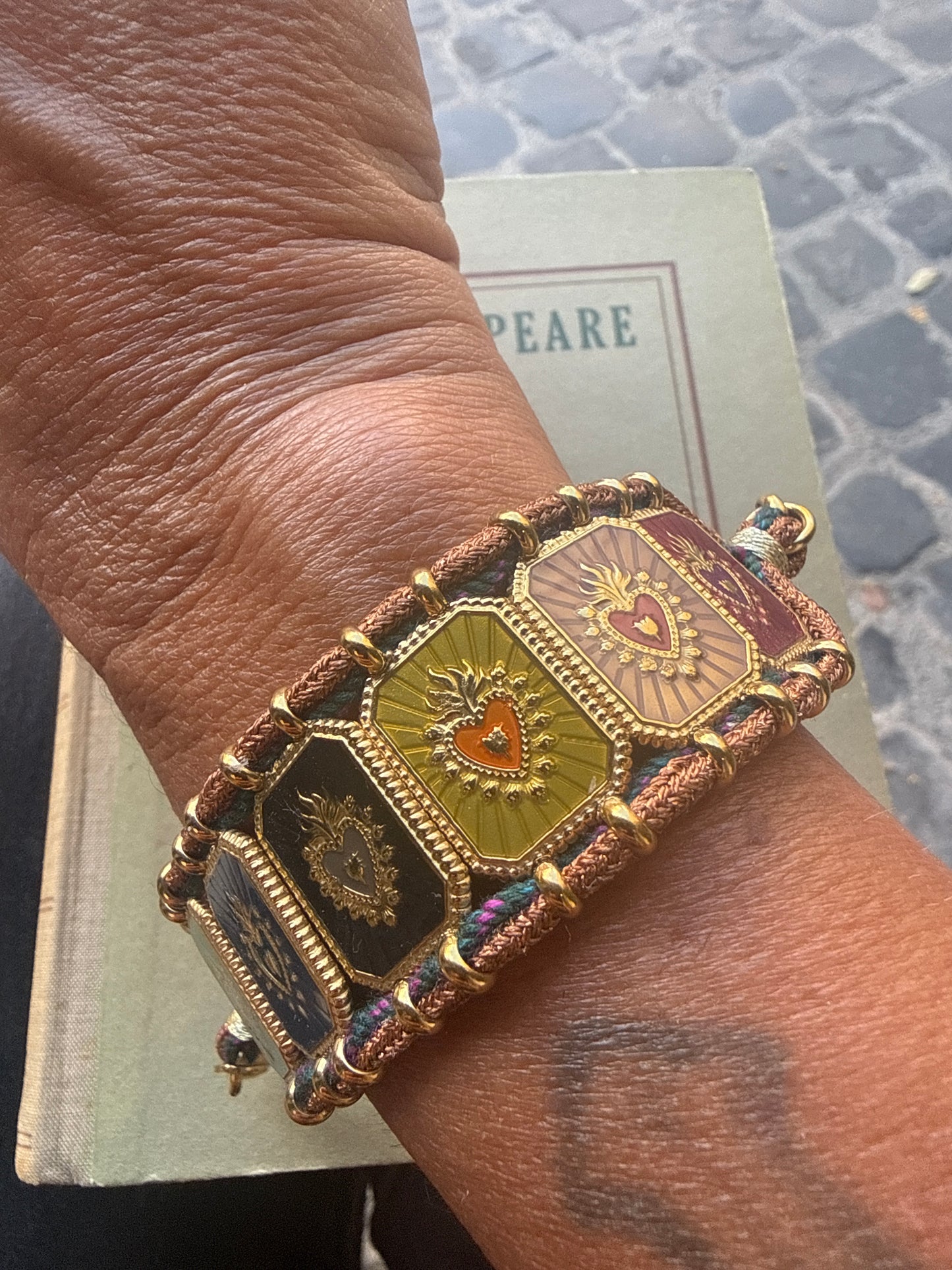 Bracciale smalto e cuori sacri