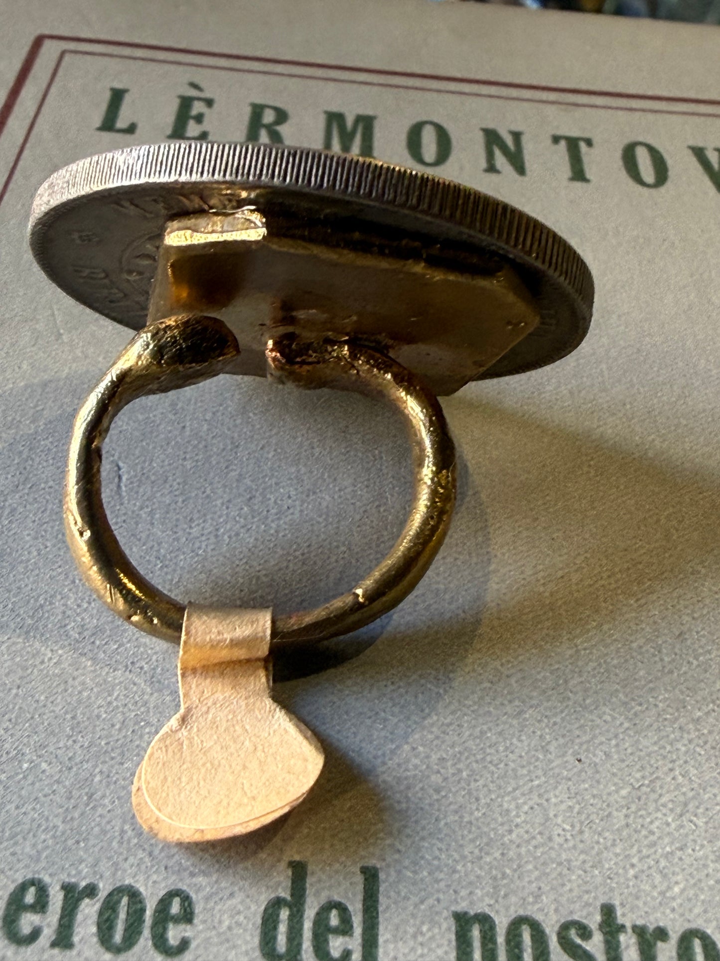 Anello Pasta Vitrea e Moneta Antica