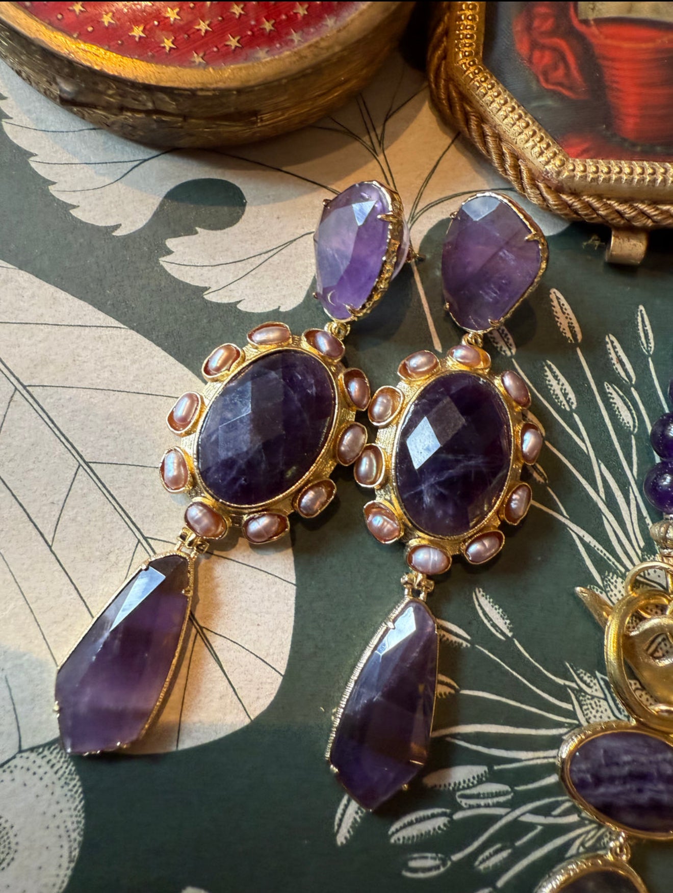 Orecchino Regina viola